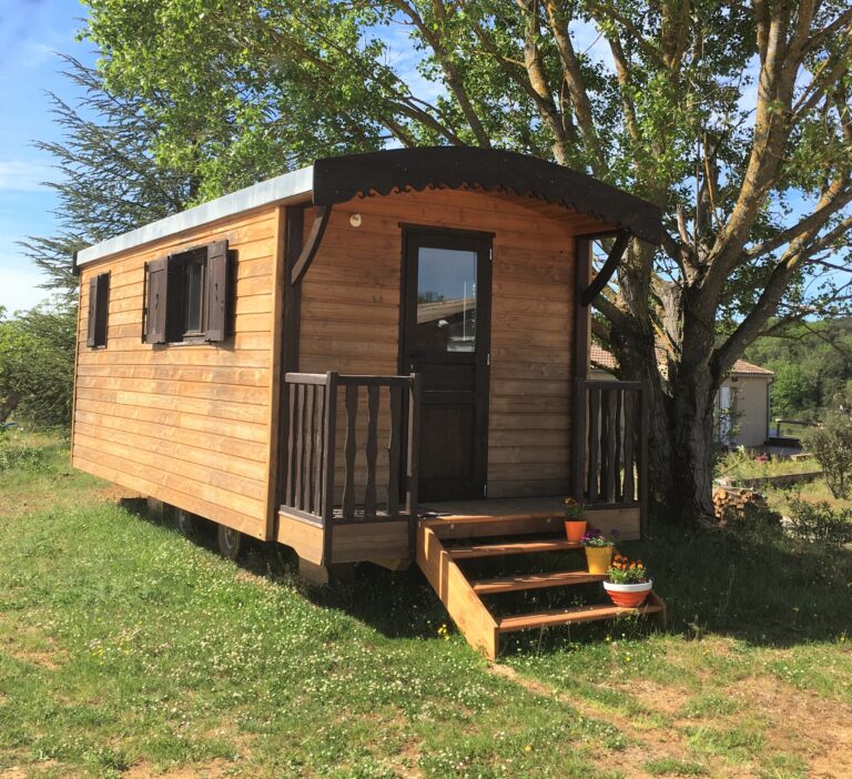 Jolie roulotte sous un arbre, servant de cabinet de thérapie