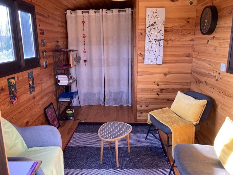 Interieur chaleureux et confortable d'une roulotte pour séances de thérapie